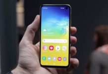 Samsung Galaxy S10e předává recenzi
